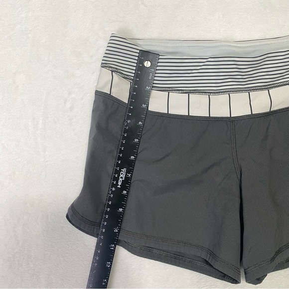 Lululemon Groovy Run Short Soot Light Slalom Stripe Angel Wing Size Size 4 - Picture 13 of 14